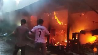 Banqladeşdə yanğın: Yüzlərlə mağaza kül oldu 