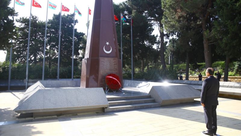 Cahit Bağcı \"Türk Şəhidliyi\" abidəsini ziyarət etdi  - FOTO 