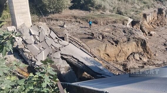 Xaçmazda körpü dağıldı, maşın çaya düşdü 