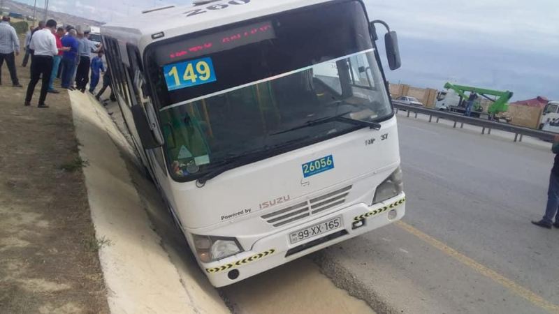 Bakıda sərnişin avtobusu \"Kamaz\"a çırpıldı: ölən var 