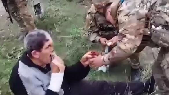 Hərbçilərimiz erməni sakinə tibbi yardım göstərdi - Video 