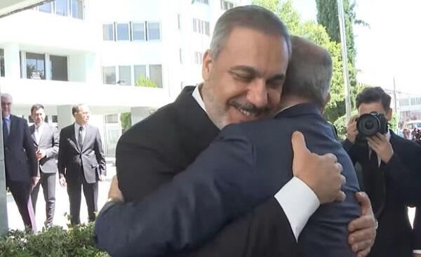 Bayramov Hakan Fidana Qarabağ xalçası hədiyyə etdi 