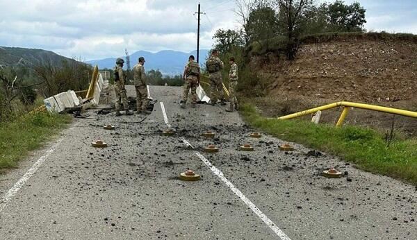 Ağdərədən çıxan ermənilər yolu minaladı - Foto 