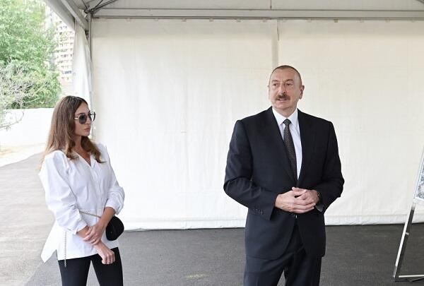 İlham Əliyev və xanımı Zəfər parkında 
