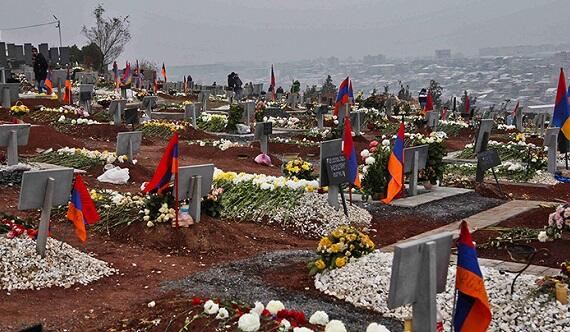 Yerablurda yeni qəbirlər qazılır 