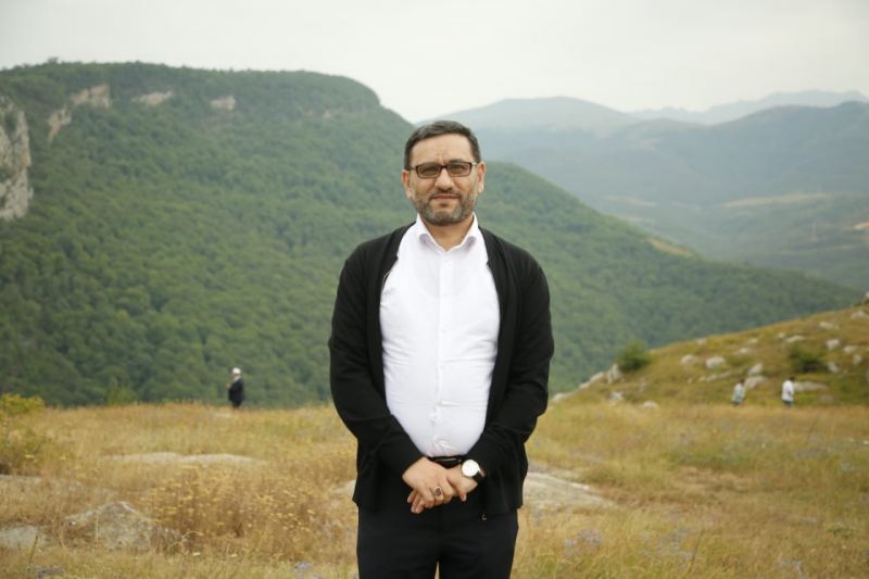 Hacı Şahinin dostlarından təsirli xatirə: Açıqcaya \"Səninlə xoşbəxtəm\" yazdırdı...