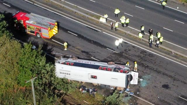 İngiltərədə məktəb avtobusu aşıb: 2 nəfər ölüb 