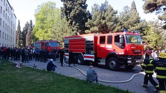 Gəncədə ikimərtəbəli obyekt və altındakı maşınlar yandı 