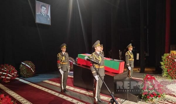 Riad Əhmədovla vida mərasimi keçirilir 