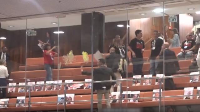 İsrailli girovların qohumları parlamentdə etiraz aksiyası keçiriblər - VİDEO