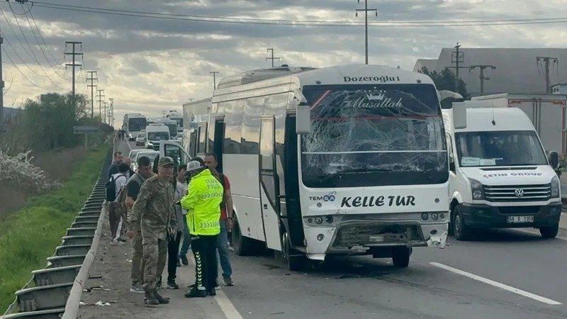 Türkiyədə hərbçiləri daşıyan avtobus servis maşını ilə toqquşub 