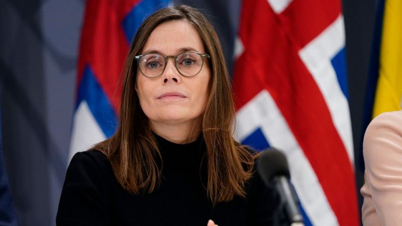 İslandiya baş naziri istefa verir 