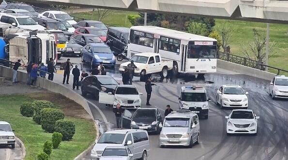 Bakıda bitum daşıyan yük maşını aşdı, maye yola dağıldı 