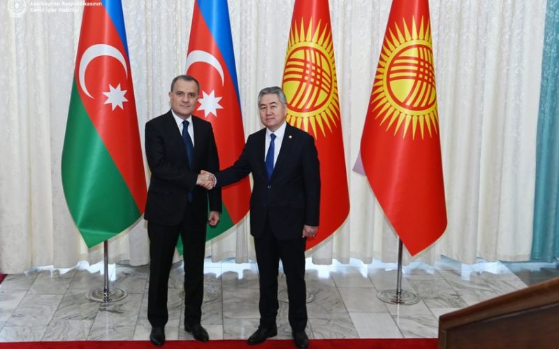 Ceyhun Bayramov qırğız həmkarı ilə görüşdü 
