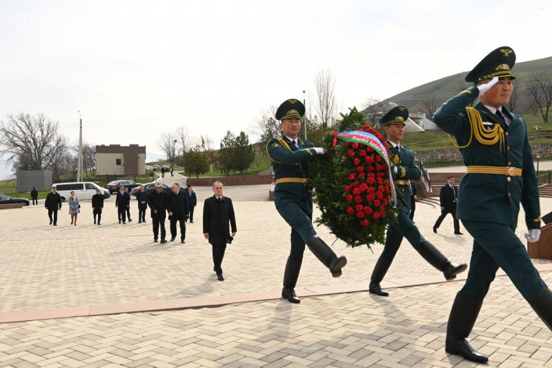 Ceyhun Bayramov Ata-Beyit Memorial Kompleksini ziyarət etdi - FOTO