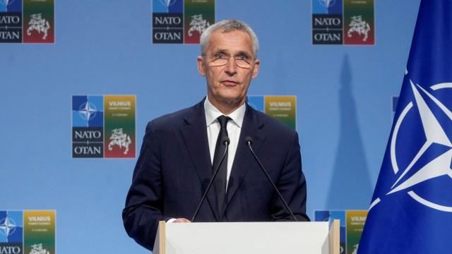 Stoltenberq: Ukrayna daha çox gözləyə bilməz 