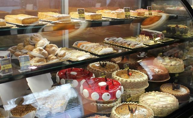 Bakıda şirniyyat mağazasında yoxlama: kiflənmiş tortlar… 