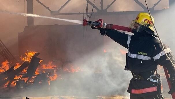Bakıda taxta bazarı yanır 
