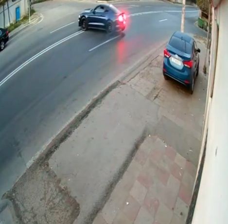 Bakıda “Ford Mustang”la avtoxuliqanlıq edən sürücü anbaan kameralarda: Həbs olundu