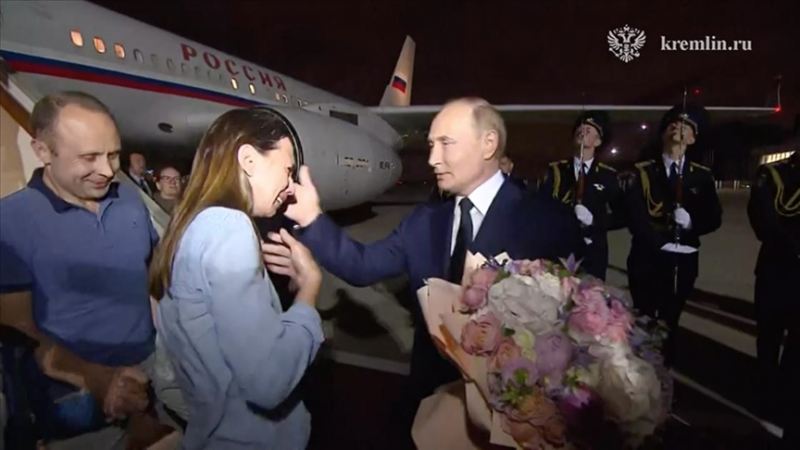 Putin Ankaradakı məhbus mübadiləsi ilə Rusiyaya qayıdanları hava limanında qarşıladı 