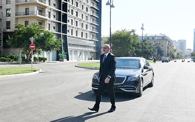 Prezidentin yeni avtomobil yolu ilə tanışlığı - Video 