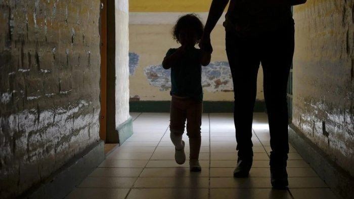 Azərbaycanda DƏHŞƏT: Azyaşlı övladını satışa çıxardı, uşağı əlindən alındı 