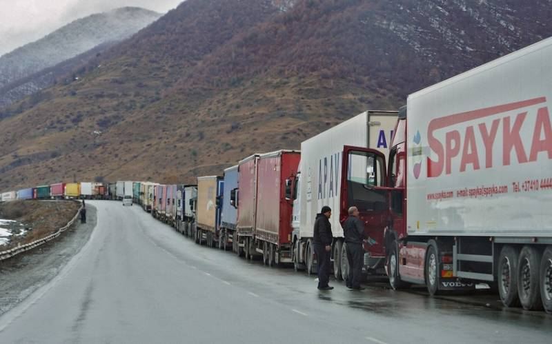 4,4 mindən çox yük maşını Rusiya-Gürcüstan sərhədində gözləyir 