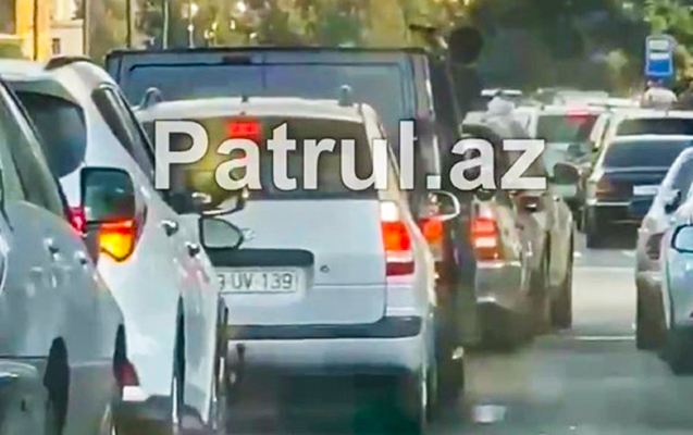 Bakıda yolun ortasında silah çıxardı - Qorxulu anlar - VİDEO