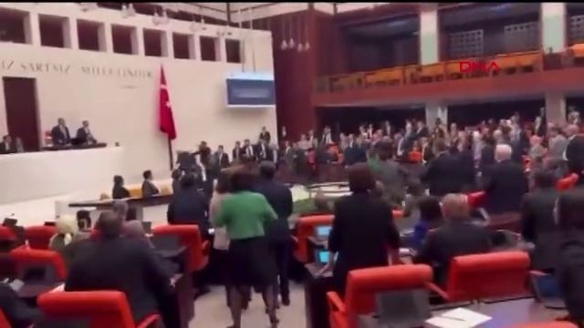 Türkiyə parlamentində deputatlar bir-birini DÖYDÜ - VİDEO