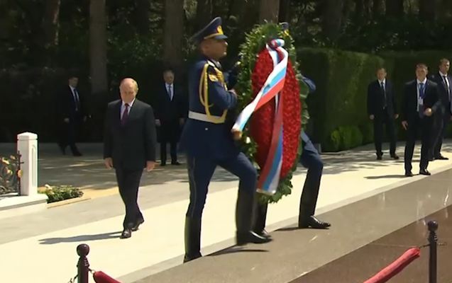 Putin Fəxri xiyabanı ziyarət etdi - Video 