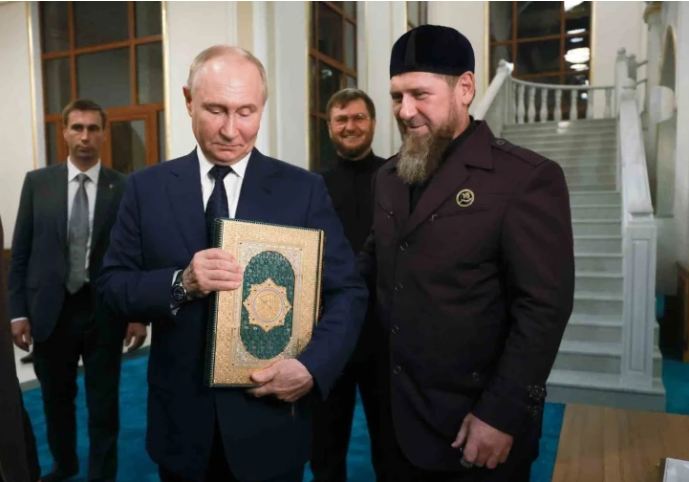Putinin Quranı öpməsi gündəmdə: Kreml rəhbəri müsəlman dünyasına niyə üz tutdu?