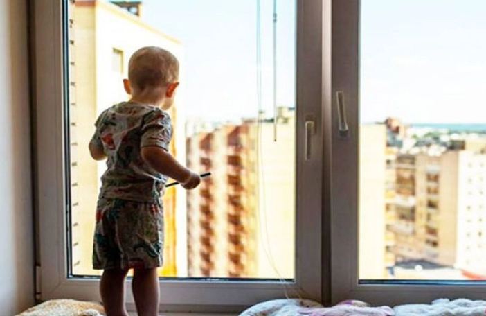 Bakıda DƏHŞƏT: İki yaşlı uşaq eyvandan yıxılaraq öldü 