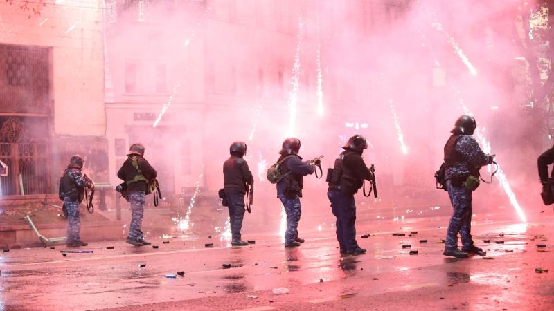 Gürcüstan XTQ etirazçıları meydandan uzaqlaşdırmağa başladı 