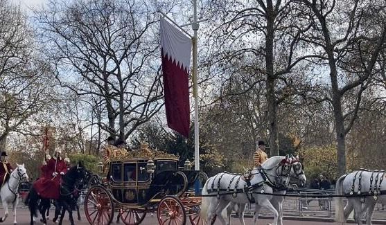 Britaniya kralı Qətər əmirini Bukinqem sarayında qarşıladı 