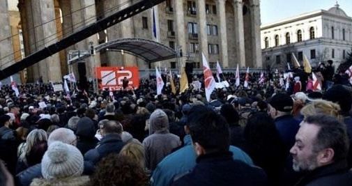 Tiflisdə aksiya davam edir: Rustavelli bağlandı... 