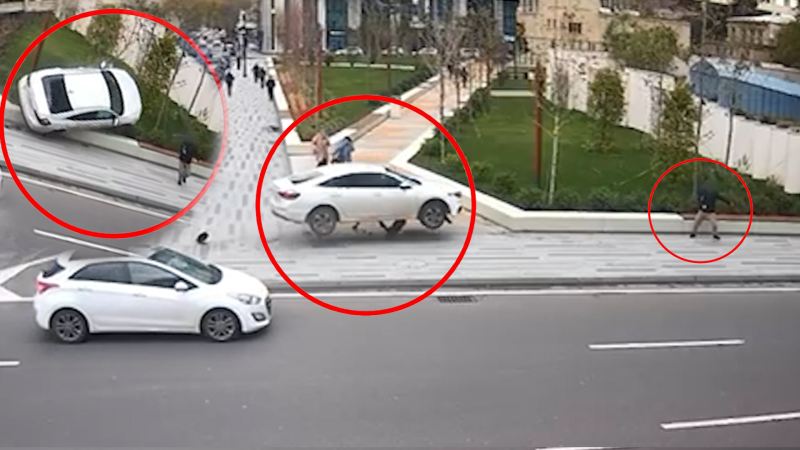 Bakıda \"Honda\" səkiyə çırpıldı: Piyada son anda xilas oldu - Anbaan görüntülər