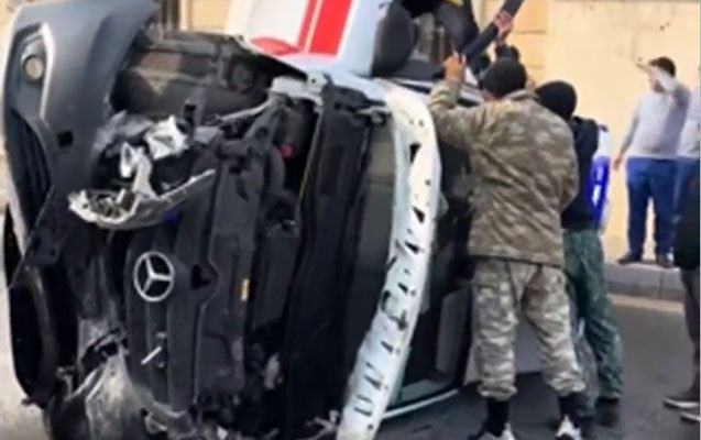 Bakıda təcili tibbi yardım maşını aşdı - Video 