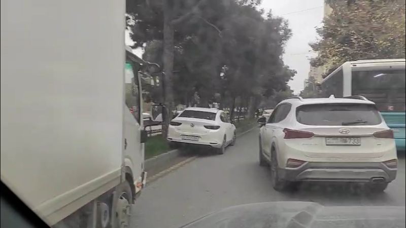 Bakıda qəza - Yük maşını minik avtomobilinə çırpıldı (VİDEO) 