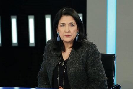 Zurabişvilinin sarayının qarşısına qatar qoydular 