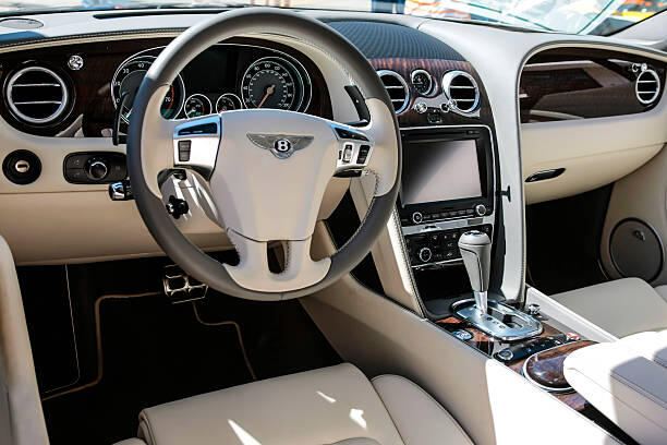 Azərbaycanlı məşhurun yarım milyonluq görüntüsü - \"Bentley\", qızıldan saat, brilliant... - FOTO 