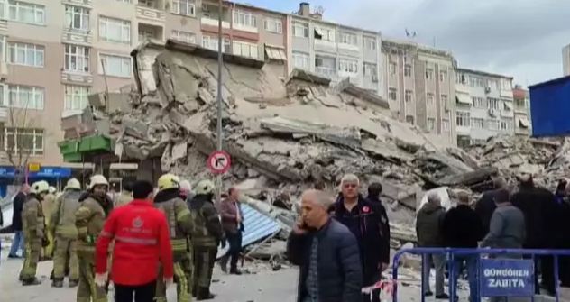 İstanbulda 5 mərtəbəli bina çökdü 