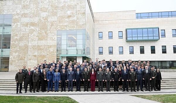 NATO komandanı Azərbaycana gəldi 