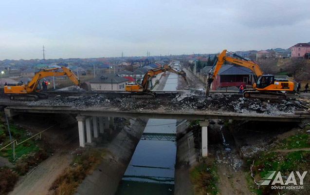 Qəzalı körpünün söküntüsünə başlanıldı - Video 