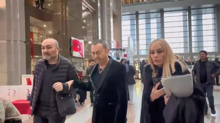 Tanınmış müğənni məhkəməyə gətirildi: Çətinliklə yeriməsi diqqət çəkdi 