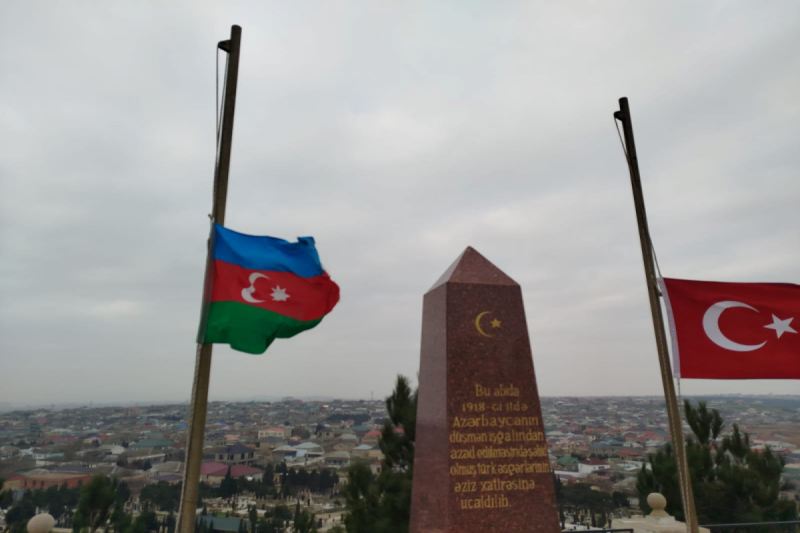 Matəm günü ilə bağlı Türkiyənin Azərbaycandakı səfirliyində bayraqlar endirilib 