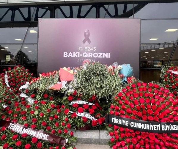 Türkiyə səfirliyinin nümayəndələri təyyarə qəzası qurbanlarının xatirəsini yad etdi 