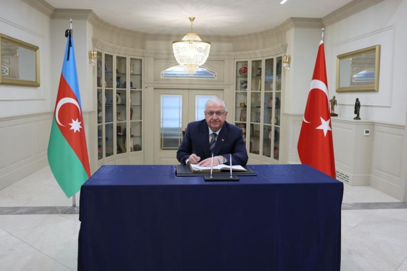 Yaşar Gülər Ankaradakı səfirliyimizə gedərək başsağlığı verib 