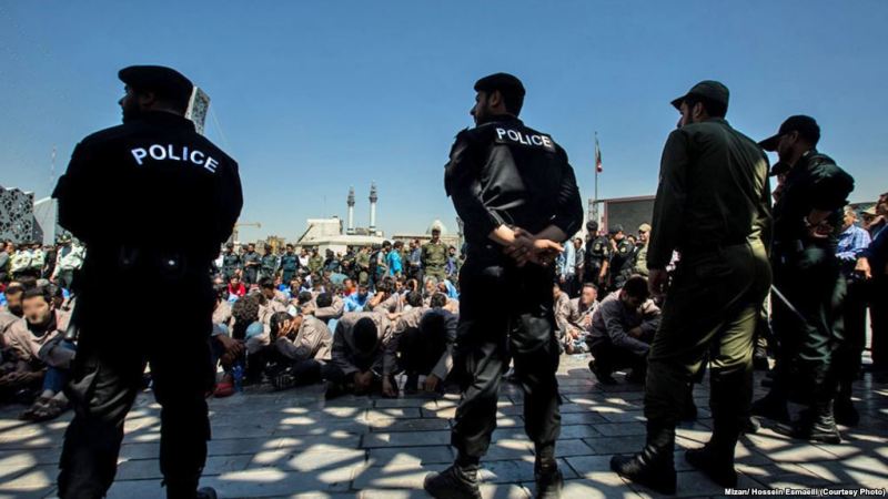 Tehranda əsgər polisləri güllələyib, intihar etdi 