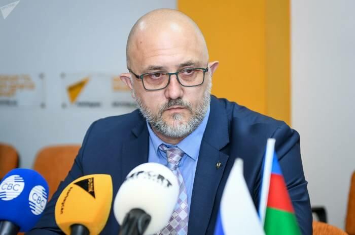 Seçicilərin necə növbəyə durduğunu görürəm 