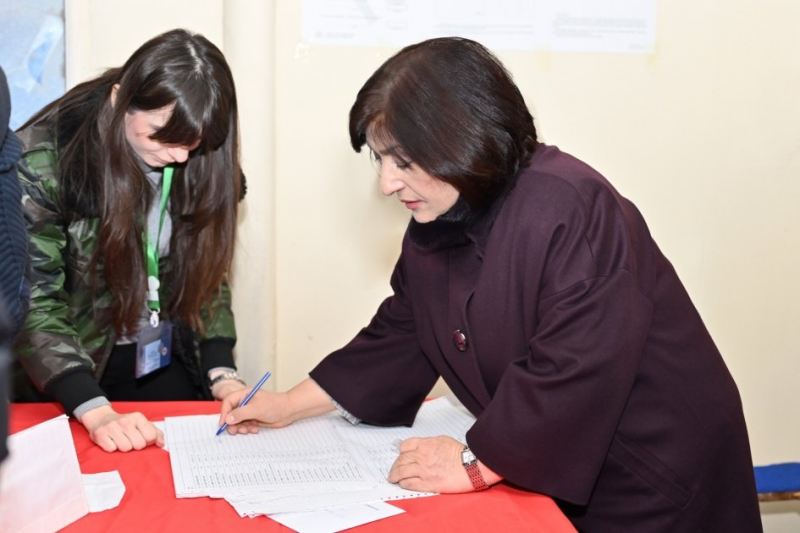 Sahibə Qafarova səs verdi 